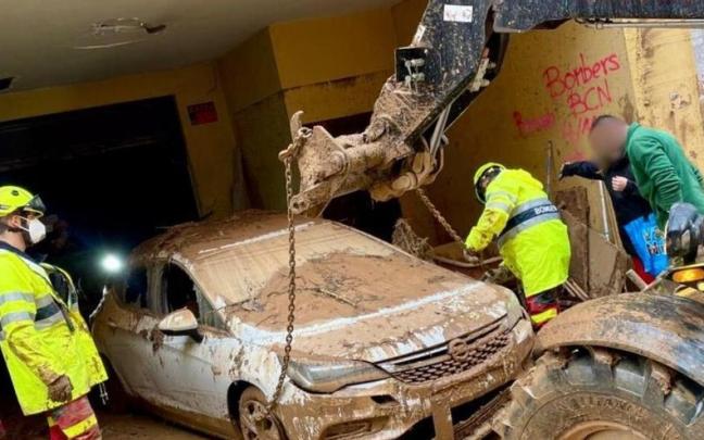 Efectivos del Consorcio de Bomberos de la provincia de Cádiz sacando un vehículo de uno de los garajes inundados tras el paso de la DANA en Valencia.