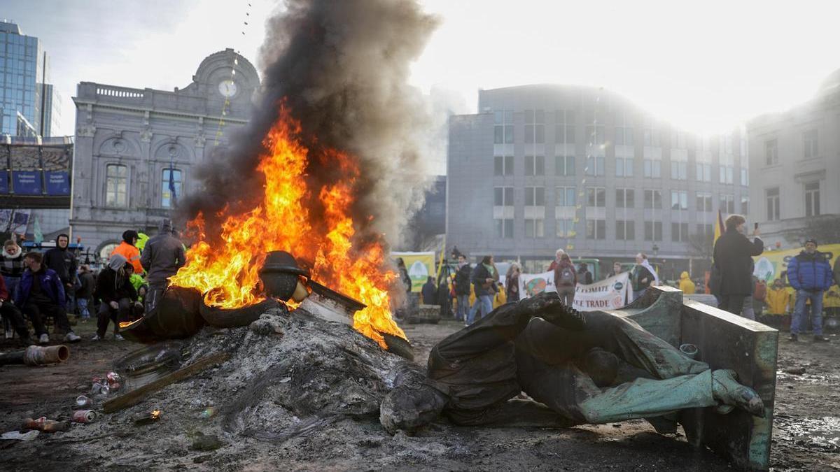 El monumento a John Cockerill en la Place de Luxembourg que han destruido unos manifestantes frente a la sede del Parlamento Europeo en Bruselas.