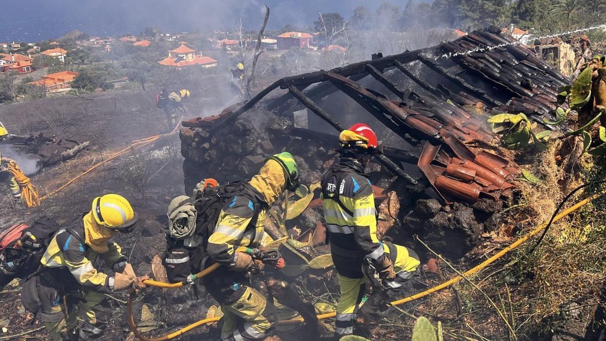 Bomberos trabajando en el incendio de La Palma.