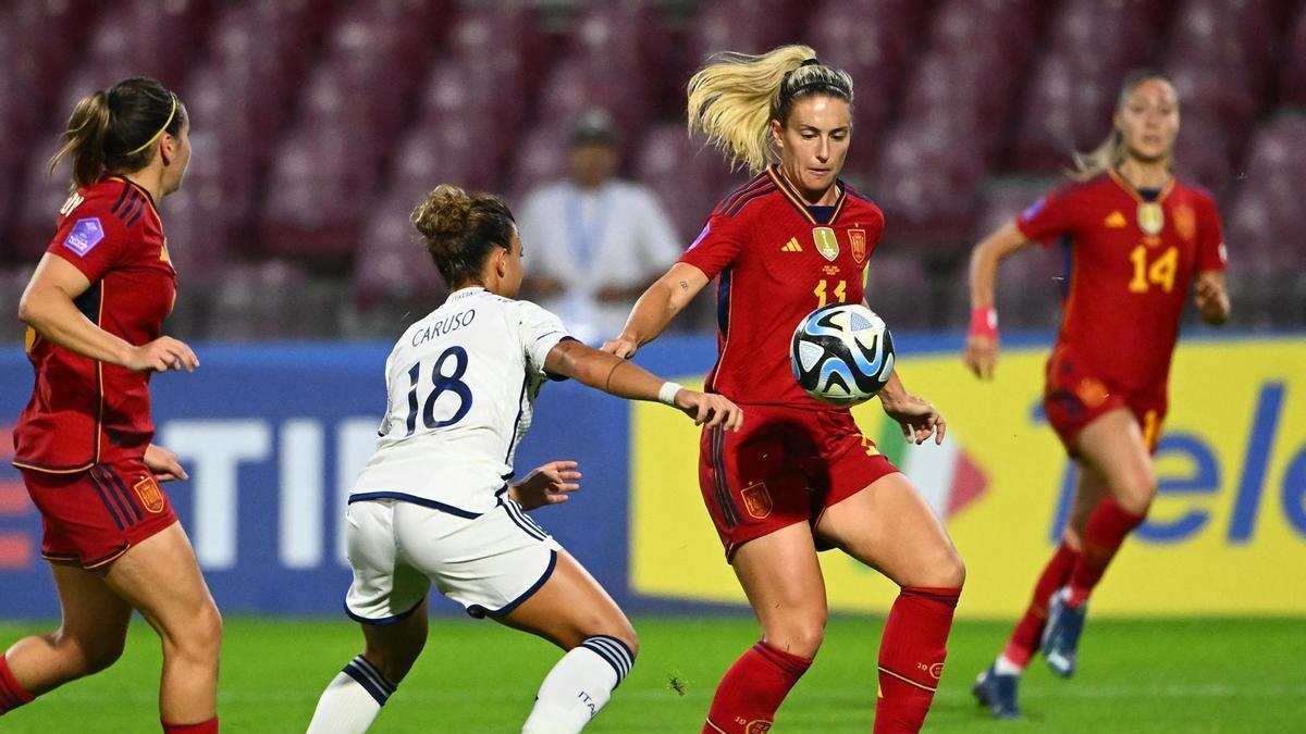 Alexia Putellas pelea un balón con la italiana Arianna Caruso.