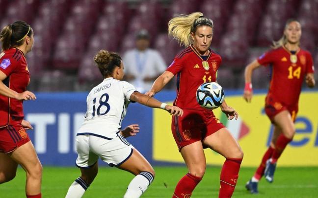 Alexia Putellas pelea un balón con la italiana Arianna Caruso.