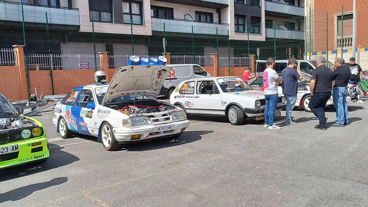 Varios coches de rallies aparcaron en el patio de La Salle para acercar al alumnado del centro el mundo del automovilismo