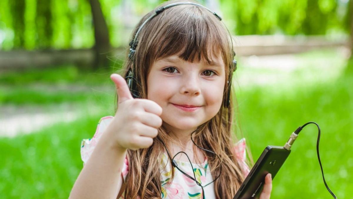 Una niña, ajena a esta historia, tampoco habla con Jesucristo.