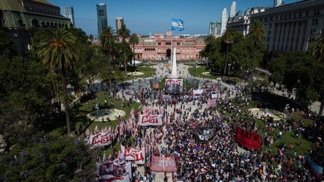 Fotografía aérea con un dron de ciudadanos en una protesta contra Milei frente a la Casa Rosada.