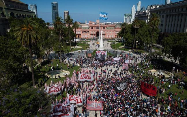 Fotografía aérea con un dron de ciudadanos en una protesta contra Milei frente a la Casa Rosada.