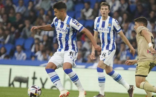 Zubimendi conduce en balón en un momento el partido ante el Almería. / RUBEN PLAZA