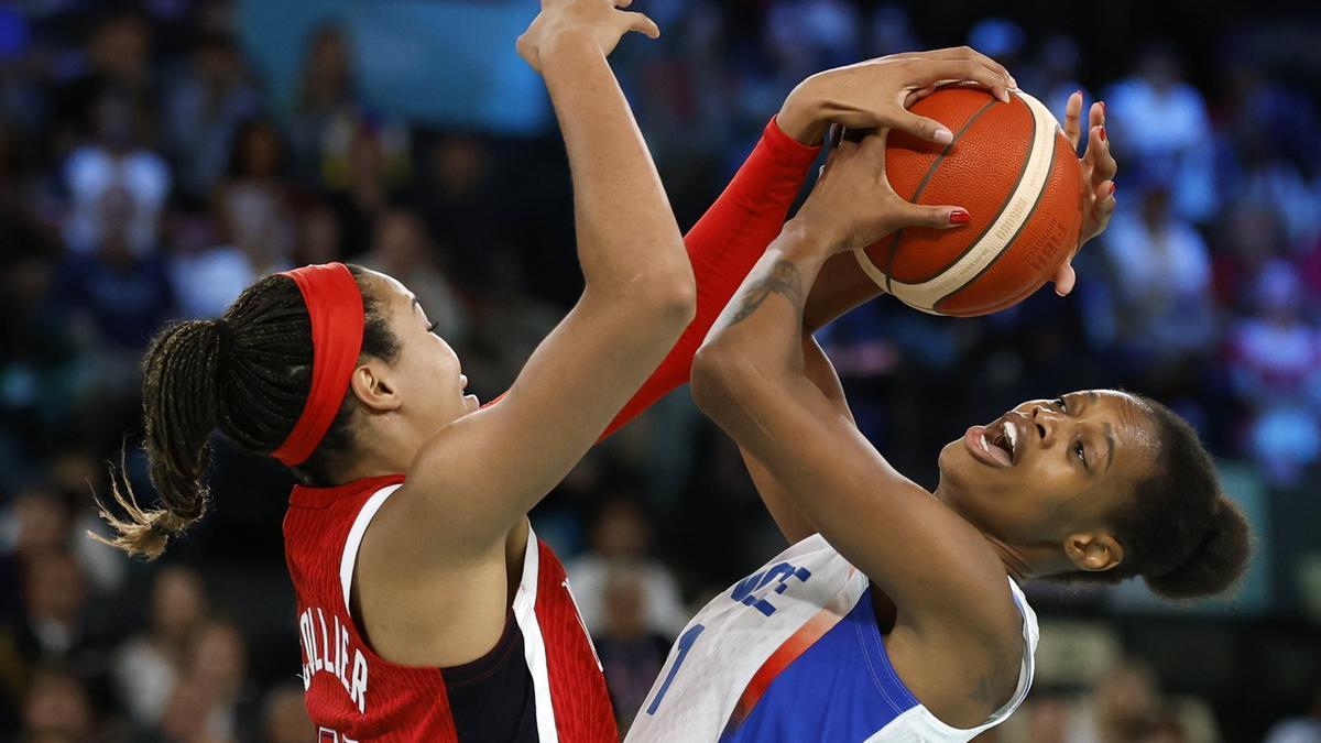 La estadounidense Collier pelea con una jugadora francesa.