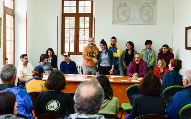 Los alcaldes de Ubide y Zeanuri estrechando sus manos tras firmar el acta de 2024