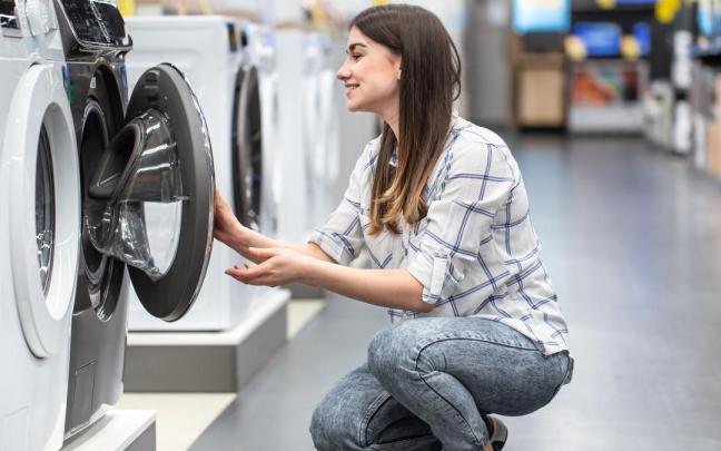 Mujer elije una lavadora gracias a un microcrédito. Mujer elije una lavadora gracias a un microcrédito.