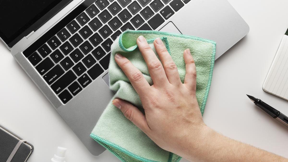 Paño de microfibra suave de color verde para limpiar la pantalla y el teclado del portátil