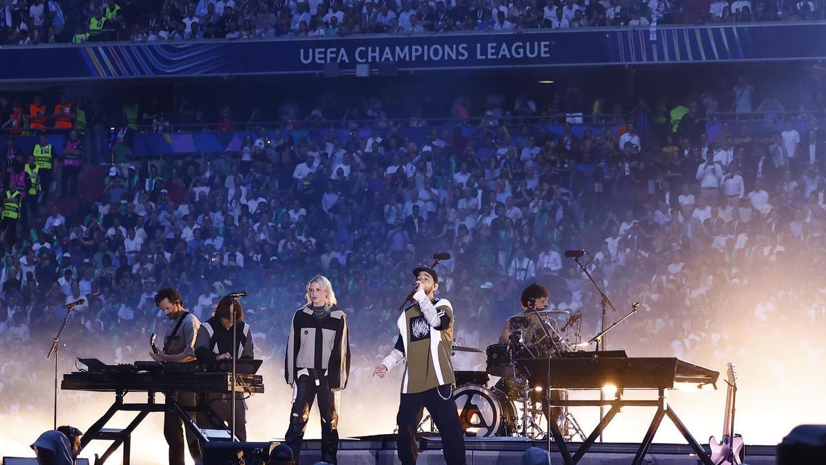 La banda estadounidense Linkin Park durante su actuación en la final de la Champions League