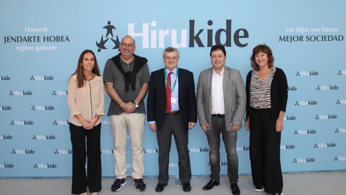 Natalia Díez Caballero, Directora Ejecutiva de Hirukide, Josu Etxebarrieta, premiado, Iñigo Abreu, presidente de Hirukide, Xabier Txurruka, alcalde de Zarautz, y Esther Facchin, responsable del Departamento de Turismo, recibiendo el premio de Hi