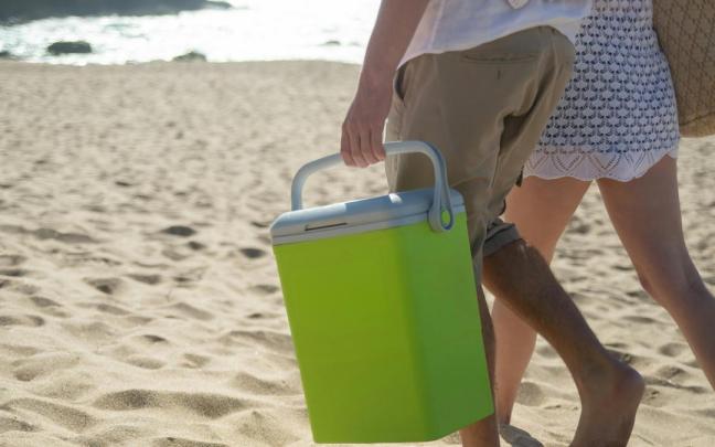 Toma precauciones con los alimentos que lleves en la nevera portátil.