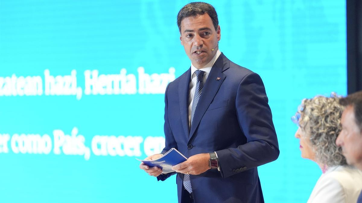 Pradales preside el acto de balance y proyección de futuro 'Ongizatean hazi, Herria hazi-Crecer como País, crecer en bienestar'.