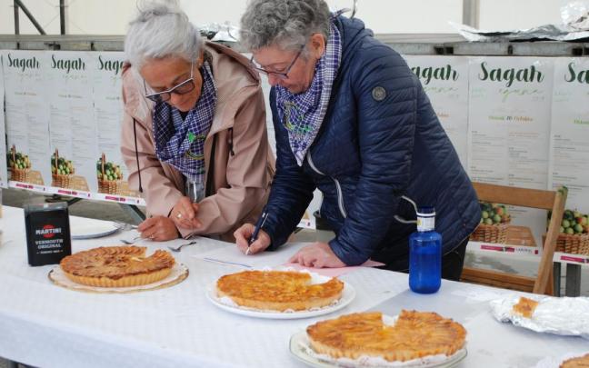 Jurado del certamen de tartas de manzana en un anterior Sagar Eguna en Laudio