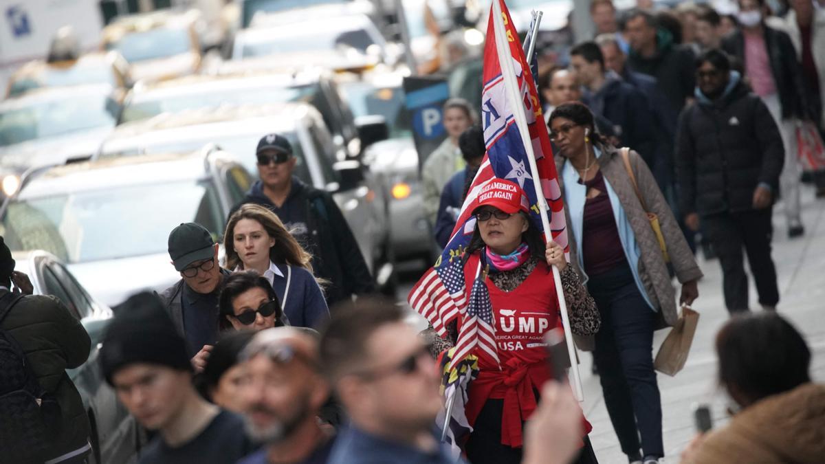 Una treintena de simpatizantes de Trump esperan a la salida de la 'Trump Tower'.