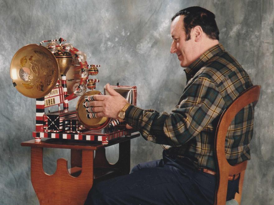 Musikaria ez ezik, asmatzailea ere izan zen, eta horren adibide da berak sortutako 'Instrumento Errota'.