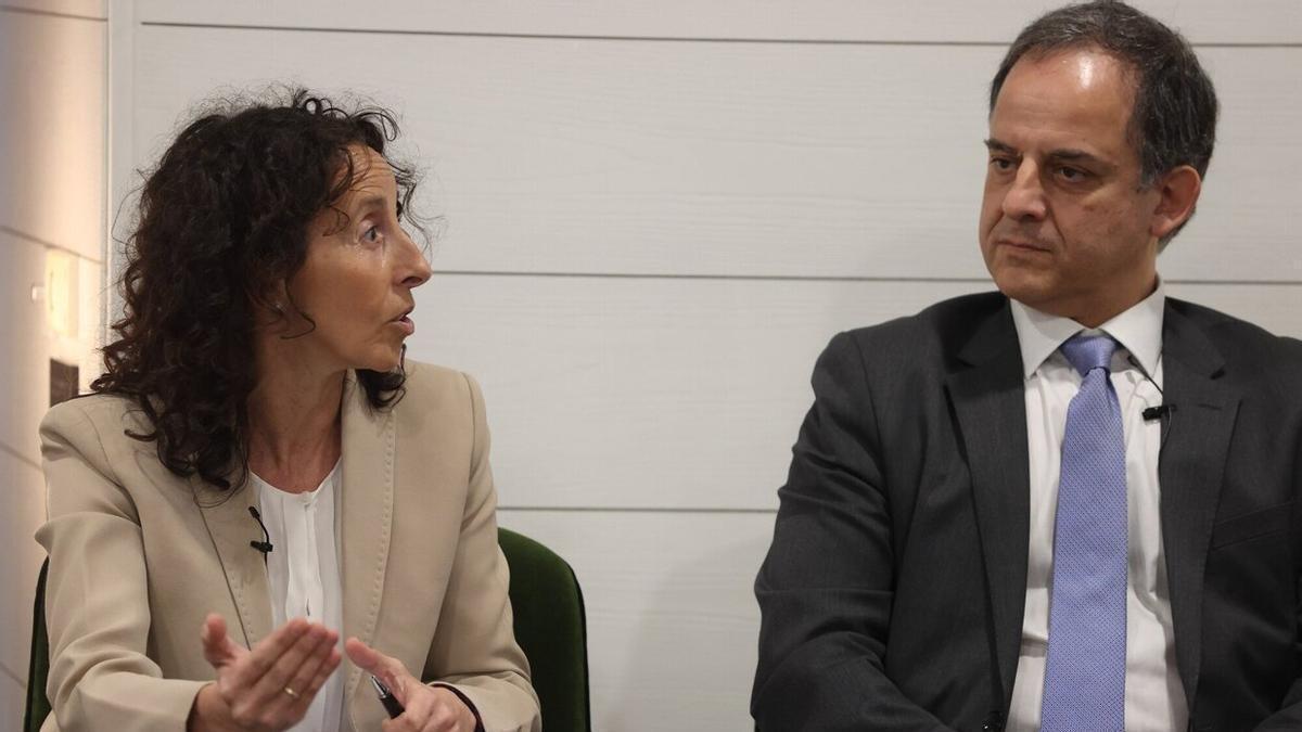 Leire Bilbao, directora general de la Agencia Vasca de la Innovacion, Innobasque, junto a Jose Ramon Largo, director de unidad de desarrollo estratégico de Forestalia.