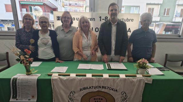 Representantes del Ayuntamiento y de Biyak Bat.