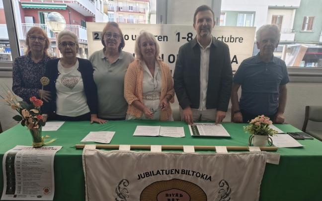 Representantes del Ayuntamiento y de Biyak Bat.