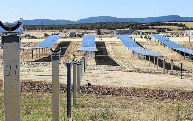 Paneles solares para la producción de energía fotovoltaica en Ribabellosa. | FOTO: PILAR BARCO