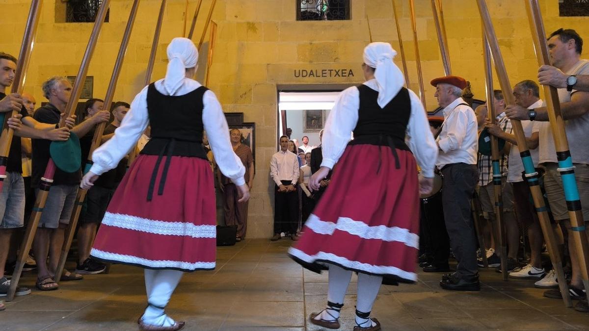 Aurresku en honor a Ioseba Amunarriz a las puertas del Ayuntamiento de Hondarribia