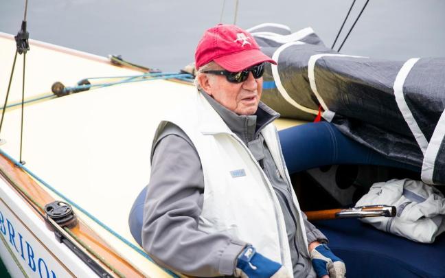 El Rey emérito a bordo del Bribón durante su visita a Sanxenxo el pasado año.