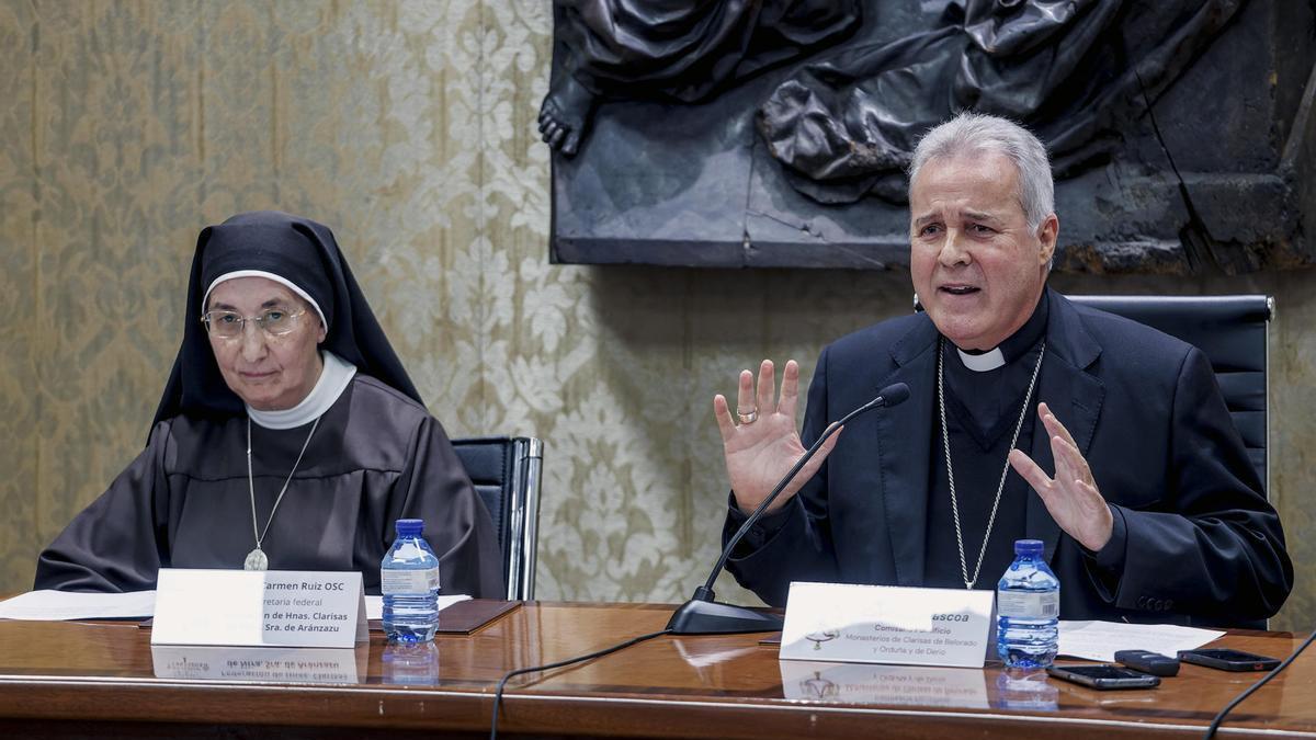 Mario Iceta, arzobispo de Burgos, junto a la religiosa Carmen Ruiz, secretaria de la Federación de Hermanas Clarisas de Ntra. Sra. de Aránzazu.