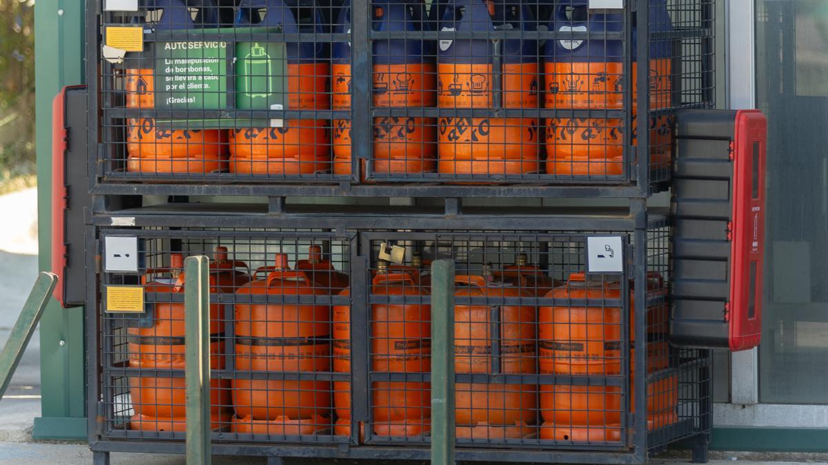 Bombonas de butano en una gasolinera.