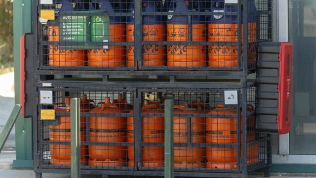 Bombonas de butano en una gasolinera.