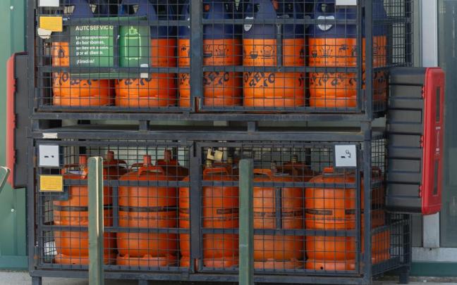 Bombonas de butano en una gasolinera.