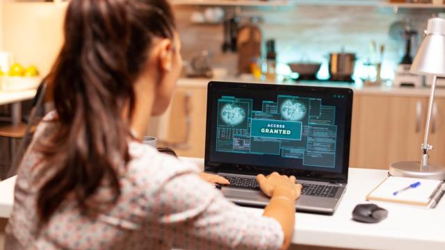 Mujer hacker lanzando un ciberataque.