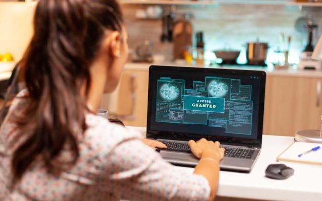 Mujer hacker lanzando un ciberataque.