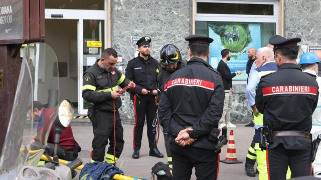 Imagen de archivo de agentes de la Policía italiana tras el atraco en un banco de Nápoles.