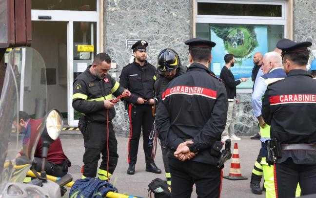 Imagen de archivo de agentes de la Policía italiana tras el atraco en un banco de Nápoles.