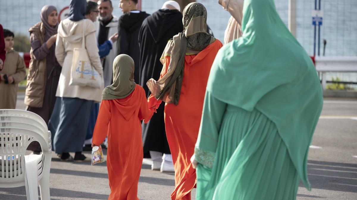 Mujeres con velo islámico tras una oración colectiva con motivo de la festividad del Aíd al Fitr, en Ceuta.