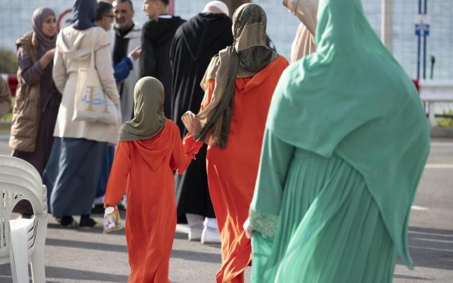 Mujeres con velo islámico tras una oración colectiva con motivo de la festividad del Aíd al Fitr, en Ceuta.