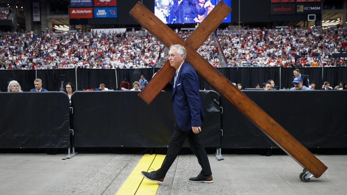 Dan Beazley, que recorre EE.UU. con su cruz, en el acto de homenaje a Charlie Kirk en Arizona.