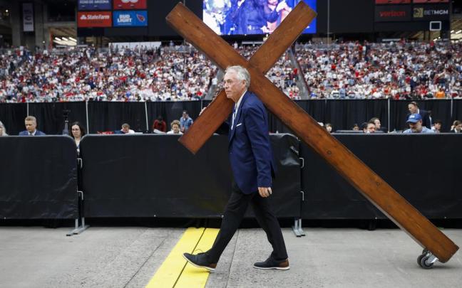 Dan Beazley, que recorre EE.UU. con su cruz, en el acto de homenaje a Charlie Kirk en Arizona.