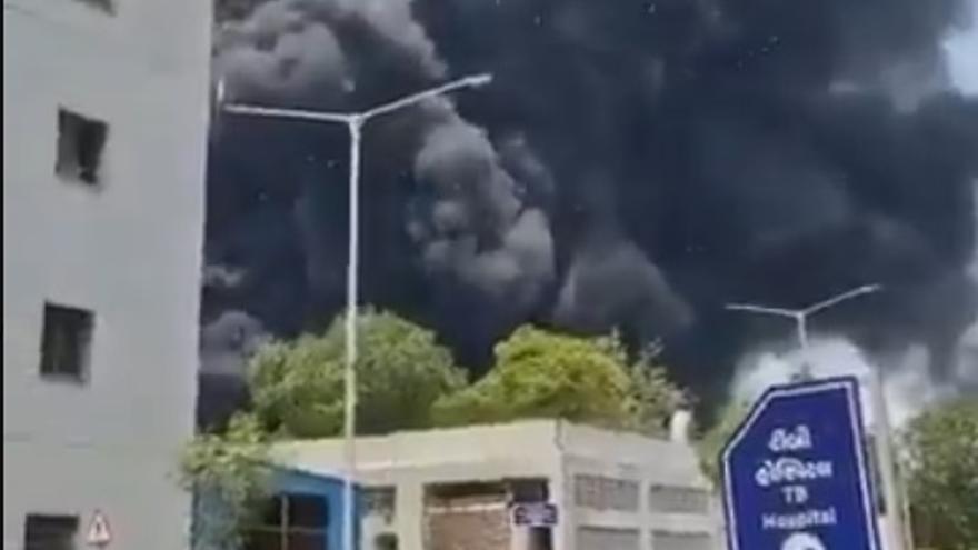 Un avión se estrella cerca de un aeropuerto en el oeste de la India.