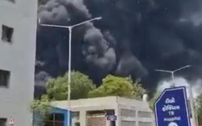 Un avión se estrella cerca de un aeropuerto en el oeste de la India. / @ChennaiFlights Un avión se estrella cerca de un aeropuerto en el oeste de la India.
