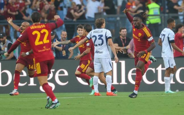 Manu Koné celebra uno de sus goles durante el Roma-Inter (2-2).