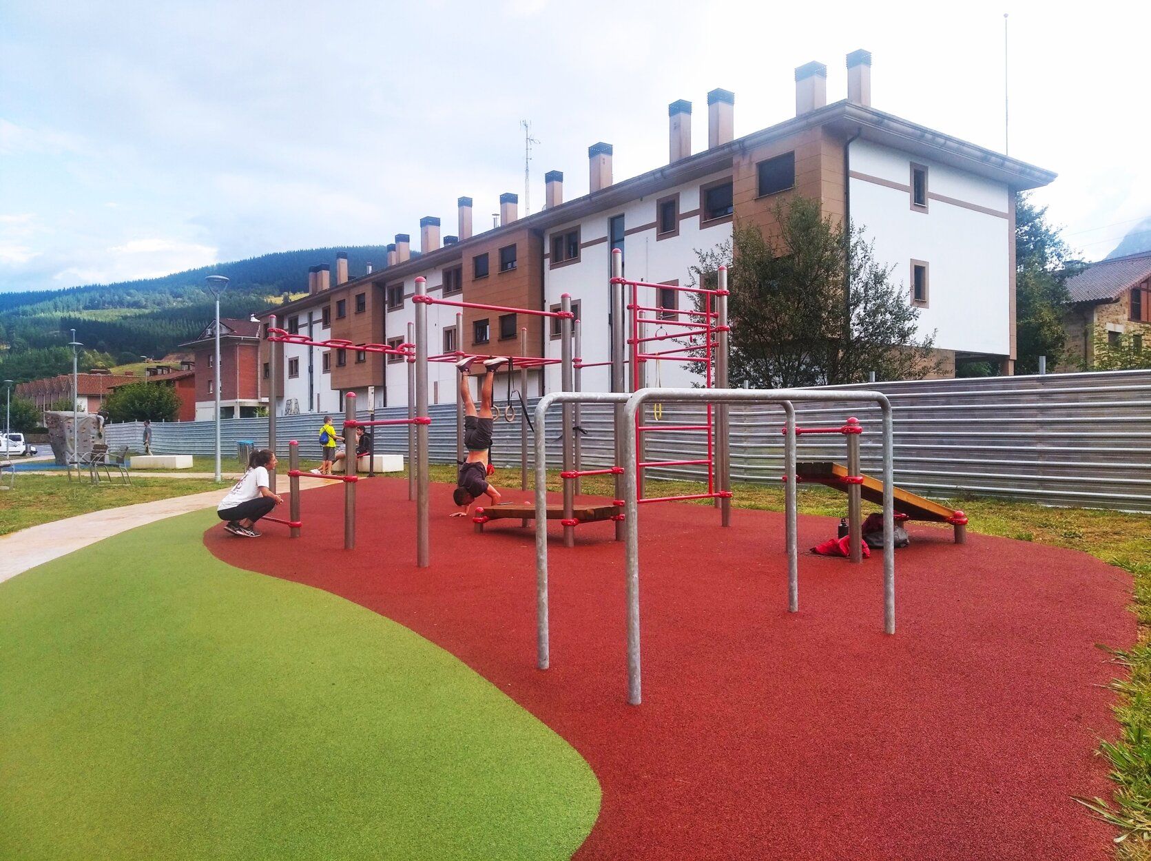 El parque biosaludable de Atxondo dispone de pista de parkour, calistenia, rocódromo y tirolina.