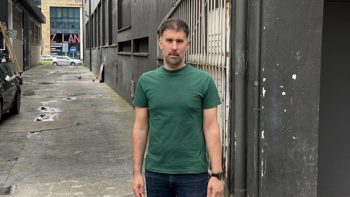 El edil jeltzale Antonio Gallarin, en el polígono de Landeta.