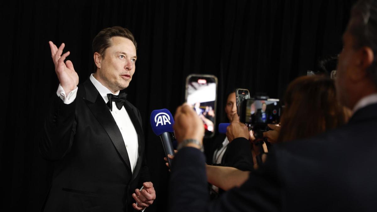 Elon Musk, propietario de X, atiende a los medios en uno de sus últimos actos públicos.