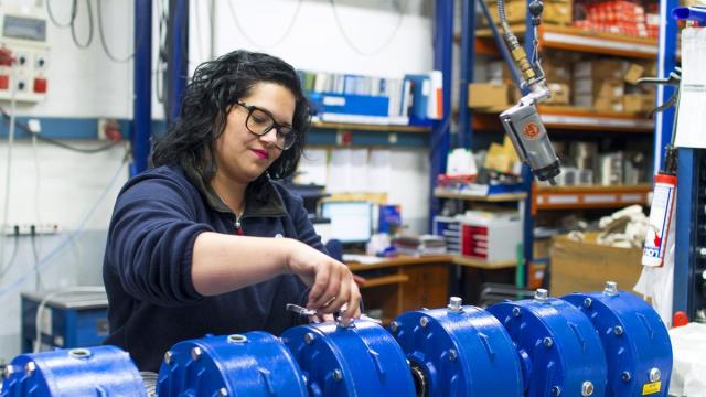 Una estudiante de Formación Profesional en un taller de mecanizado.