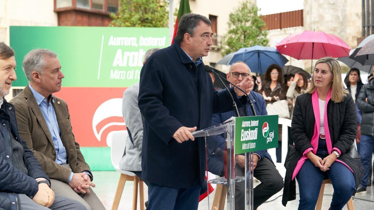 Aitor Esteban, durante su intervención en Agurain, en presencia del lehendakari, del diputado general de Araba y de candidatos jeltzales.