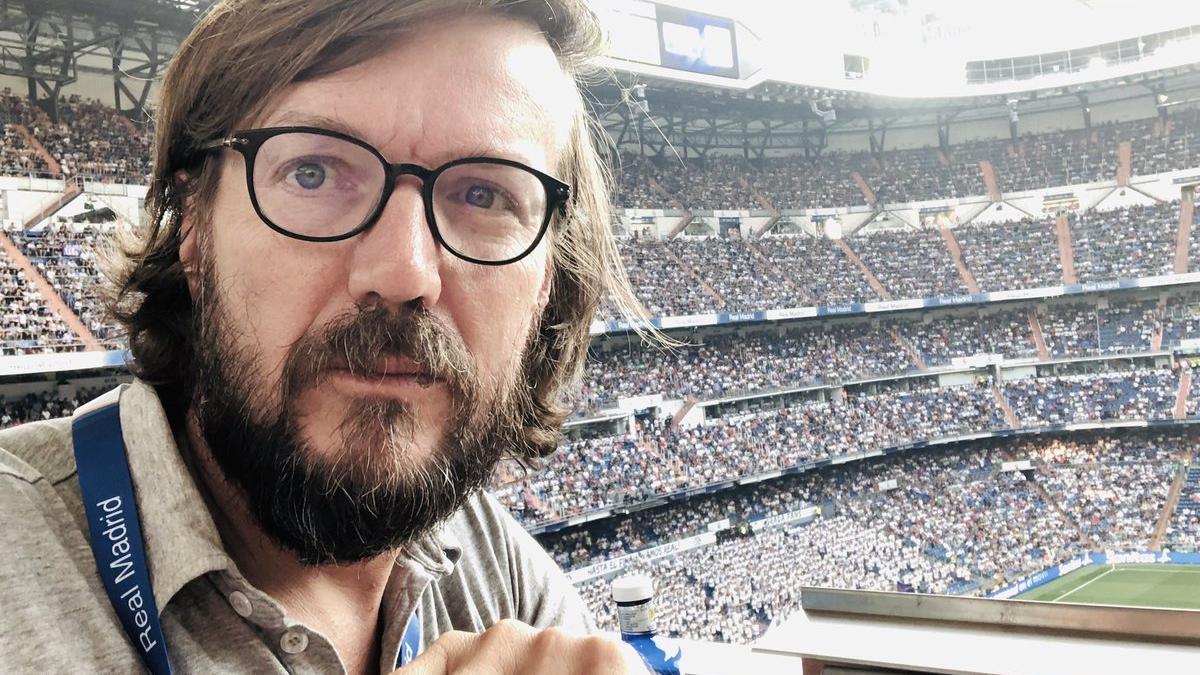 Filippo Ricci posa en la tribuna de prensa del Santiago Bernabéu.