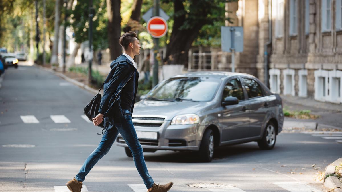 Un peatón cruza la carretera