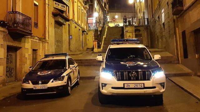 Dos vehiculos de la Ertzaintza.